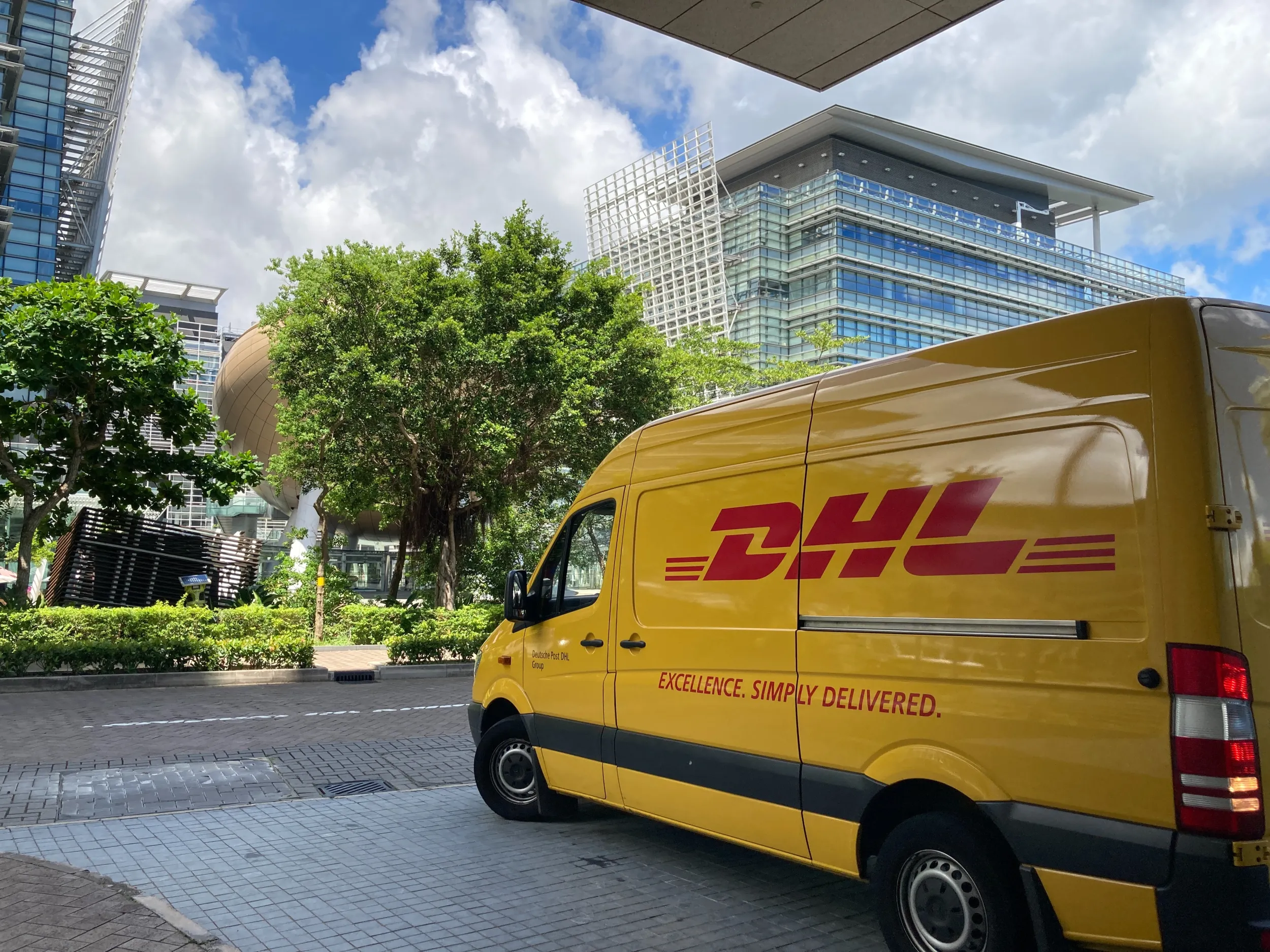Spedire in Italia e all'estero con DHL Express: sicurezza, affidabilità e innovazione